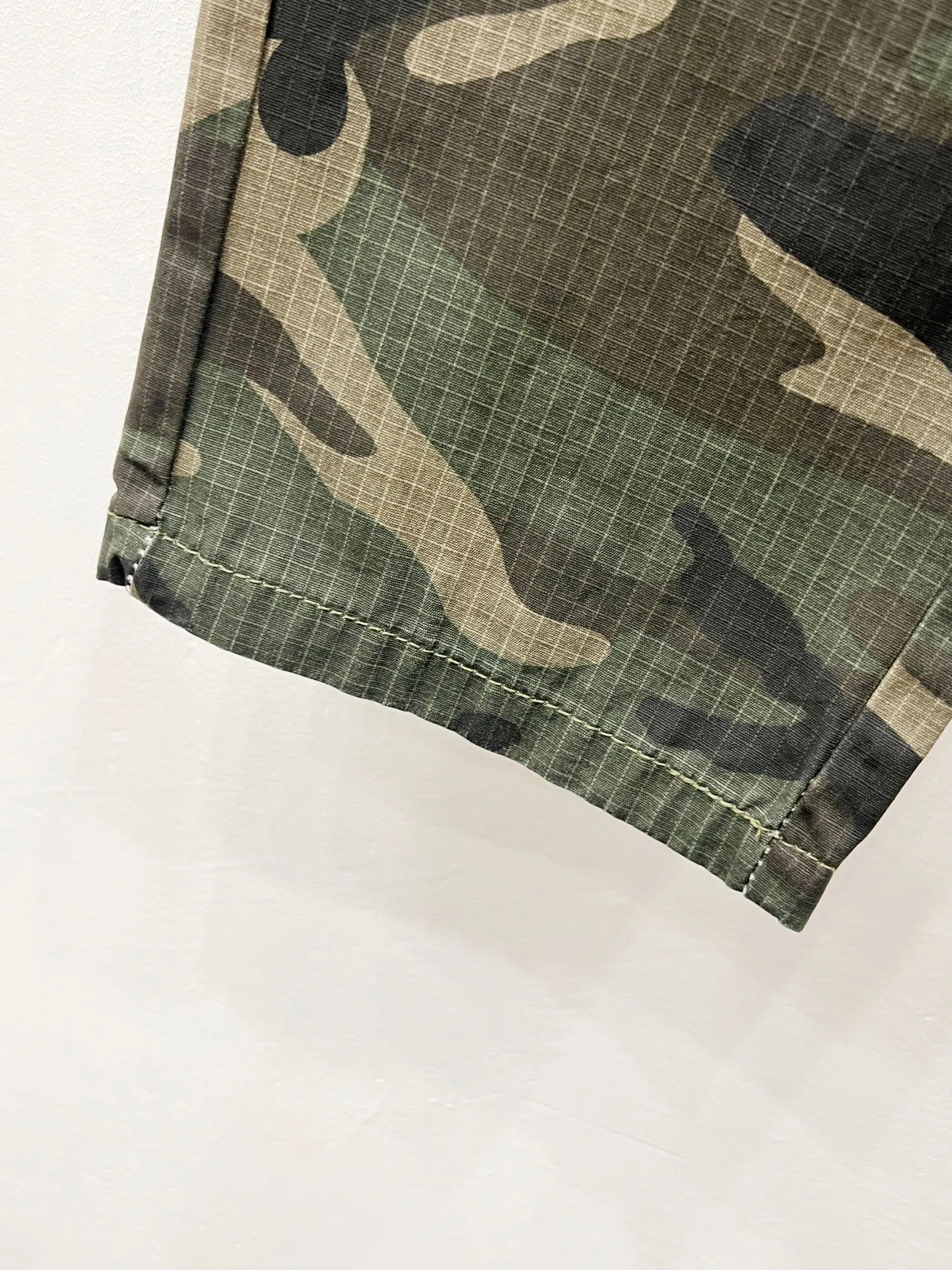 P260 Style No.: (r006) Chrome Hearts & Chrome Hearts new silver camouflage three-dimensional pocket overalls, original custom fabrics, the same high-end simple and loose version as the Internet celebrity star, with multiple embroidered letter LOGO designs, very high-end and stylish! The fabric feels very comfortable, a super versatile and good-looking overalls Size: 28-30-32-34-36 Color: Camouflage